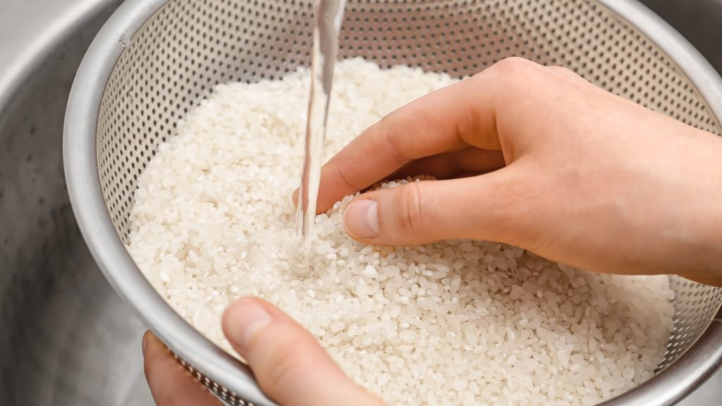 Kolikrát je třeba bílou rýži propláchnout, aby se odstranily zbytky arzenu a pesticidů?