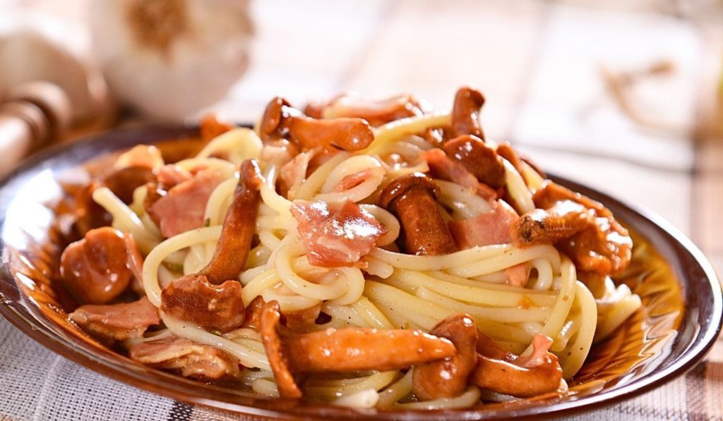 Toto je můj oblíbený recept na těstoviny s liškami. Jedna ingredience do omáčky je prostě vynikající.