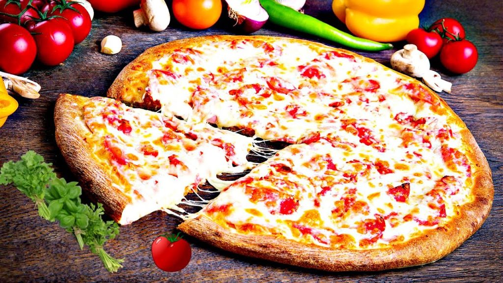 Domácí pizza z 1 kg mouky: recept na chutné těsto z 5 ingrediencí, které vystačí pro celý oddíl.