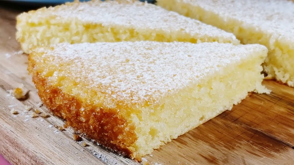 Tento rychle připravený citronový koláč představuje ideální rovnováhu mezi sladkou a kyselou chutí.