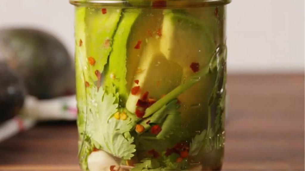 Avokádo se dá přidat nejen do salátů nebo použít k přípravě guacamole. Je také skvělé na marinování.