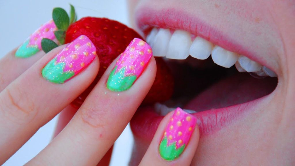 Virový manikúra, který chtějí všechny: letní trend fruit water nails dobývá svět
