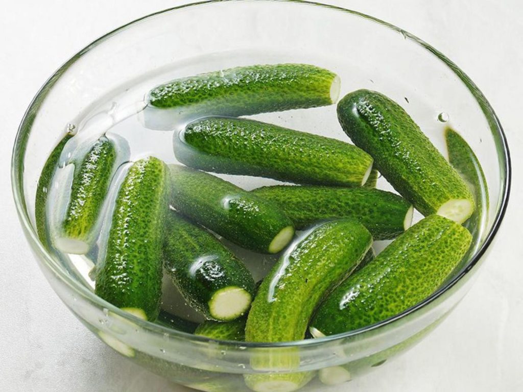 Vylijte do misky a namočte okurky. Po nakvašení budou křupavé jako sen