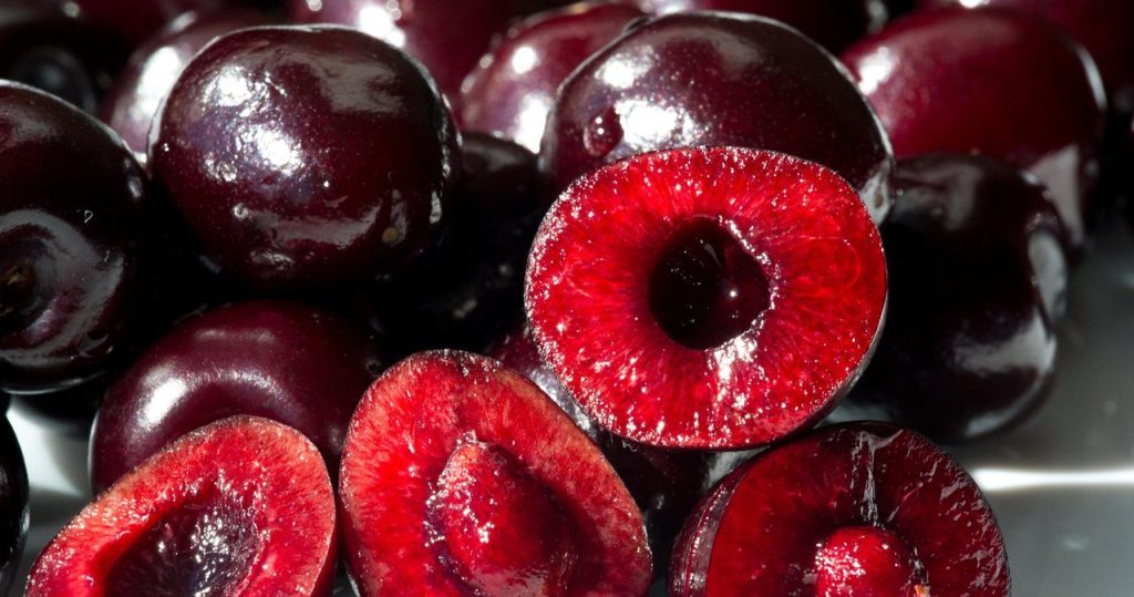 Můžete rychle odstranit pecky z třešní. Vše, co potřebujete, je produkt z kuchyňské skříňky.