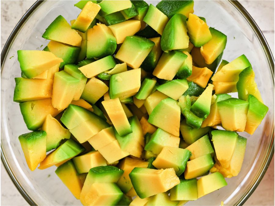 Avokádo se dá přidat nejen do salátů nebo použít k přípravě guacamole. Je také skvělé na marinování.