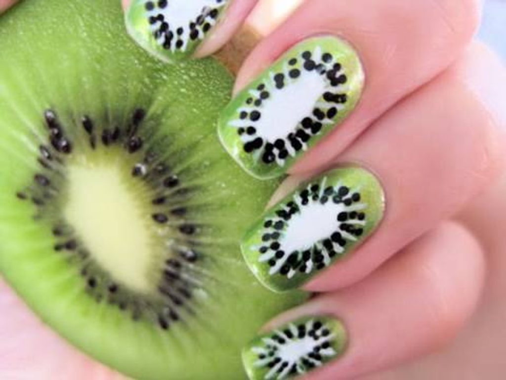 Virový manikúra, který chtějí všechny: letní trend fruit water nails dobývá svět