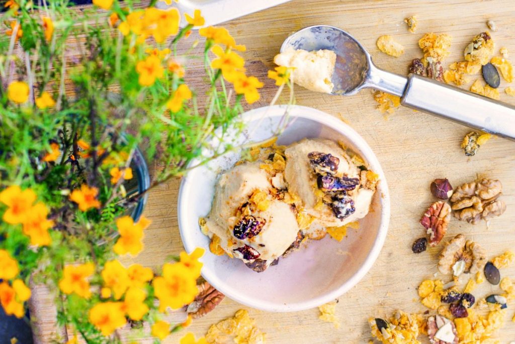 Recept: Zmražený jogurt s květovým medem a vlašskými ořechy