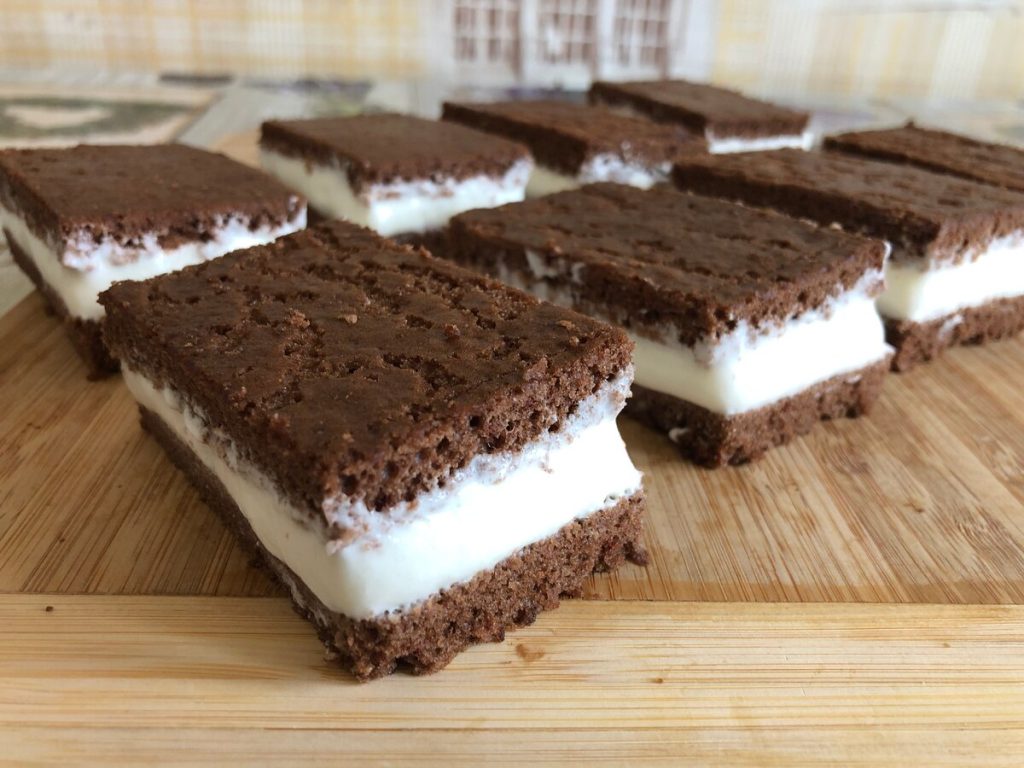 Dětství ve velkém formátu: nejlepší recept na dort „Mléčný sendvič“ na plechu