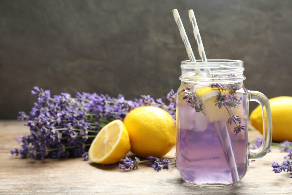 Připravte si vlastní levandulový limonád – ideální letní nápoj v červenci