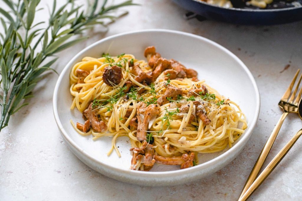 Toto je můj oblíbený recept na těstoviny s liškami. Jedna ingredience do omáčky je prostě vynikající.