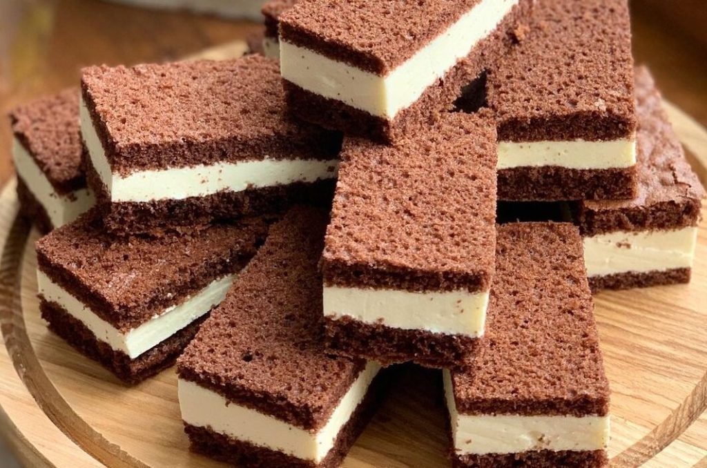 Dětství ve velkém formátu: nejlepší recept na dort „Mléčný sendvič“ na plechu