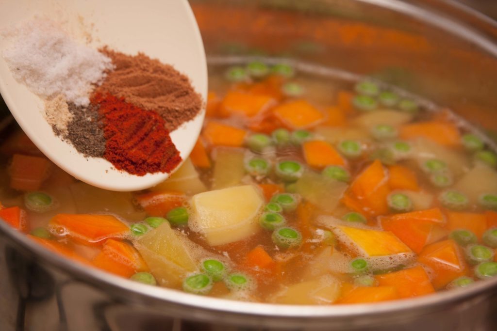 Oblíbená přísada do polévky. Co je v té lahvi, která už roky stojí ve vaší skříňce?