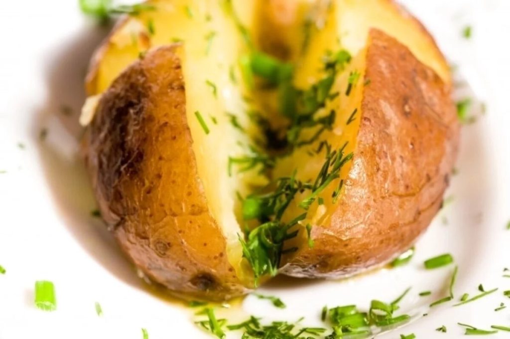 Maria, expertka na gastronomii: „Pokud dáte brambory zabalené do mokrého papíru na pět minut do mikrovlnné trouby, získáte dokonale uvařené brambory bez zbytečné námahy.“