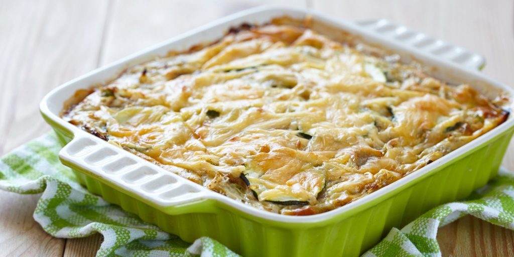 Rozletí se během několika minut: jednoduchá letní zapékaná z cukety a zelí