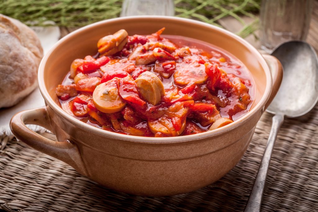 Maďaři do lečo nepřidávají cukety ani houby. Klíčovou ingrediencí, na kterou Češi zapomínají, je