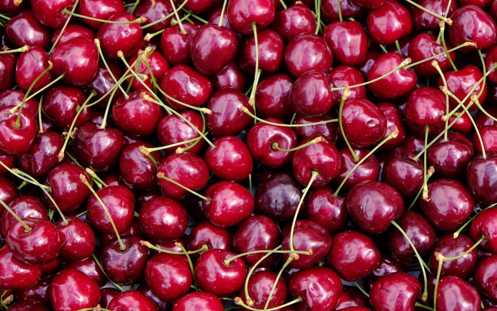 Jak vyjmout pecky z třešní bez peckovnice? Metoda mé babičky je prostě geniální.