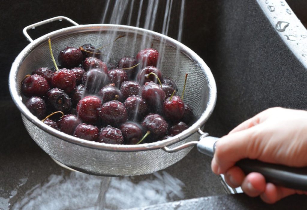 Můžete rychle odstranit pecky z třešní. Vše, co potřebujete, je produkt z kuchyňské skříňky.