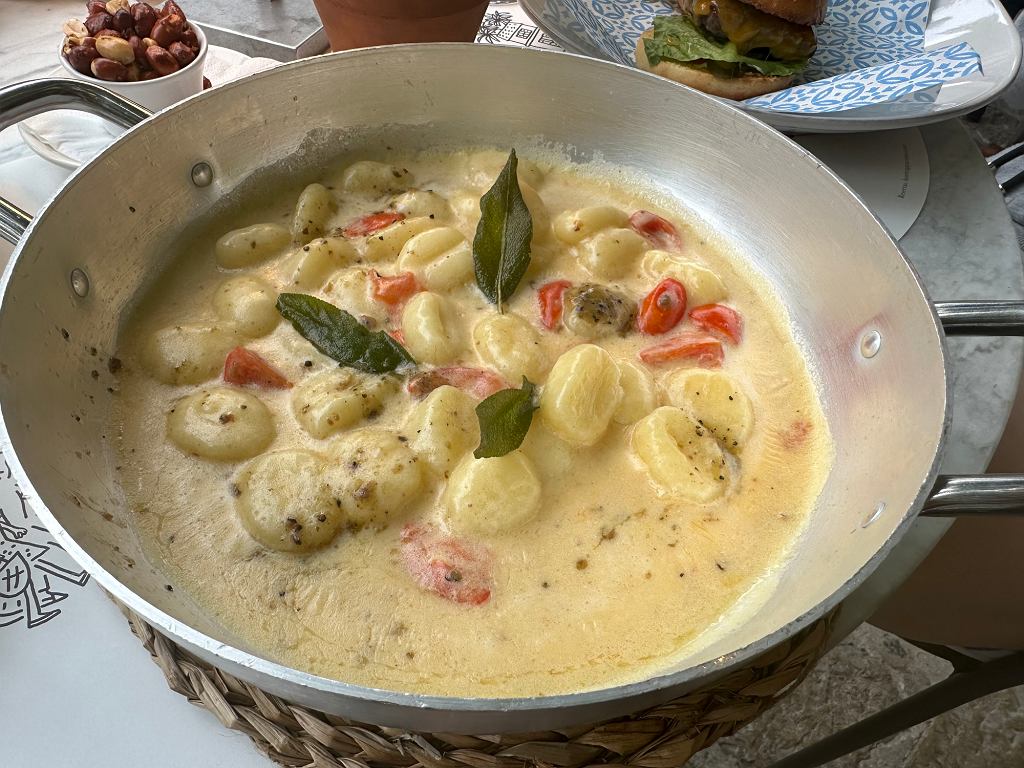 Když moje sousedka vaří toto jídlo, jeho vůně se šíří po celém domě celé hodiny. Všichni chtěli znát její recept.